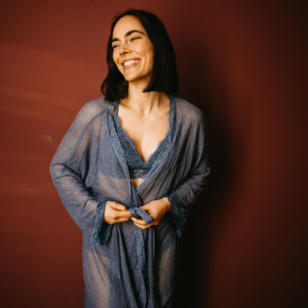 Spitzenmorgenmantel Lorena - taubenblau